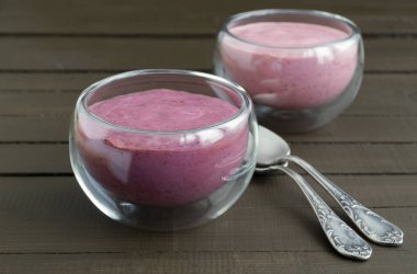 Berry doğal yoğurt bir cam kase.