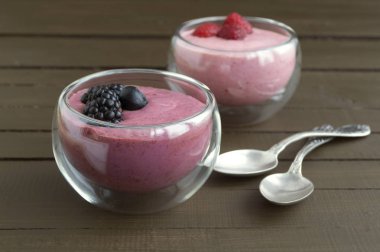 Berry doğal yoğurt bir cam kase.