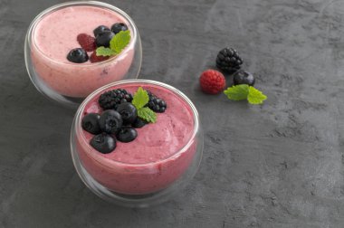 Berry doğal yoğurt bir cam kase.