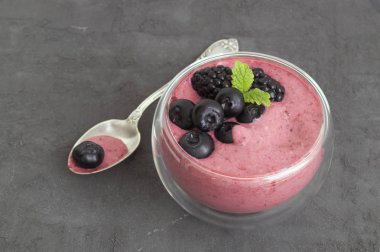 Berry doğal yoğurt bir cam kase.