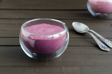 Berry doğal yoğurt bir cam kase.