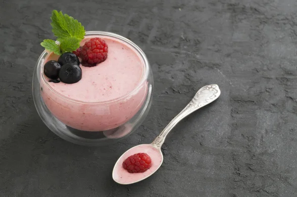 Berry iogurte natural em uma tigela de vidro . — Fotografia de Stock