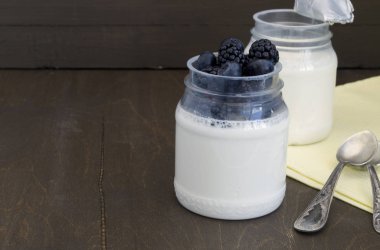 Taze çilek, yaban mersini ve Blackberry ile doğal yoğurt.