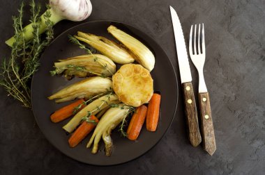 Sarımsak ve kekik ile organik rezene kızarmış.