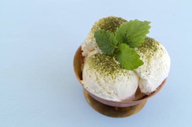 Matcha çay ve nane ile dondurma.