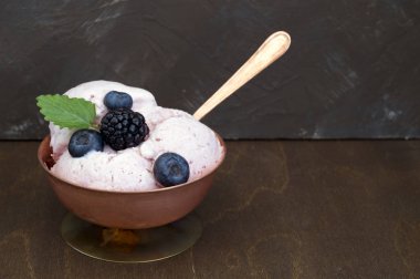 Berry dondurma böğürtlen ve yaban mersini.