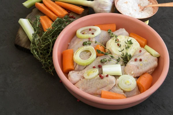 Pollo crudo en el adobo con especias — Foto de Stock