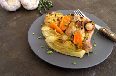 Sebzeli tavuk. gri bir plaka üzerinde.