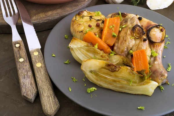 Frango frito com legumes. em uma chapa cinza . — Fotografia de Stock