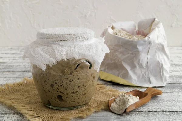 Actief roggebrood in een glazen pot voor zelfgemaakt brood. — Stockfoto