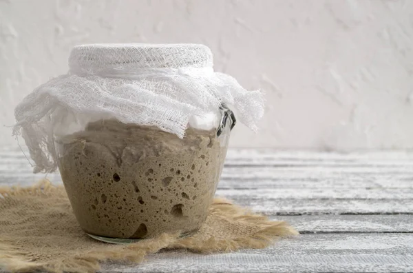 Ev yapımı ekmek için cam kavanozda aktif çavdar ekmeği..