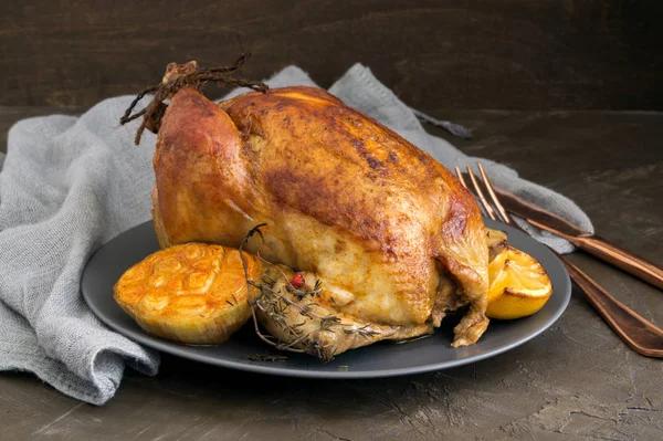 Frango inteiro frito com alho e tomilho . — Fotografia de Stock