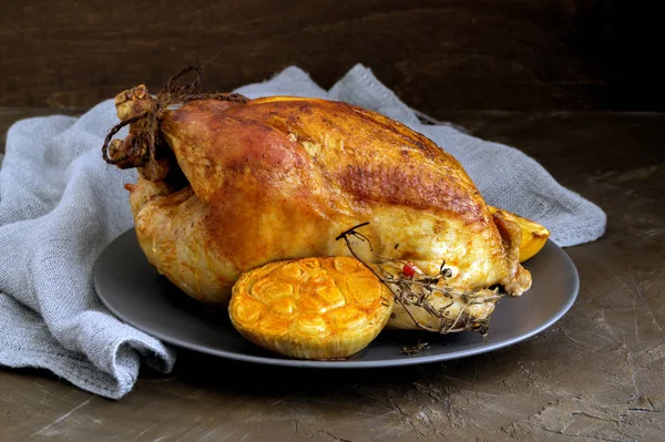 Frango inteiro frito com alho e tomilho . — Fotografia de Stock