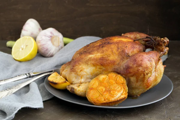 Frango inteiro frito com alho e tomilho . — Fotografia de Stock