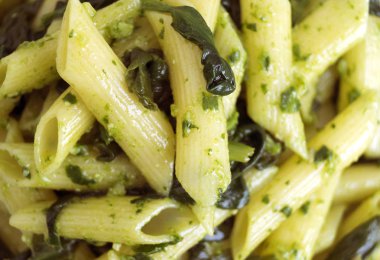 Ispanaklı gri arka Penne makarna.