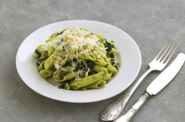 Ispanaklı gri arka Penne makarna.