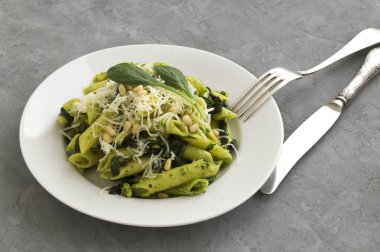 Ispanaklı gri arka Penne makarna.