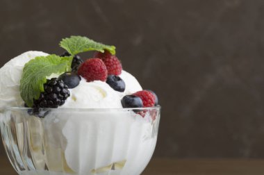 Cam vazo içinde dondurma topları.