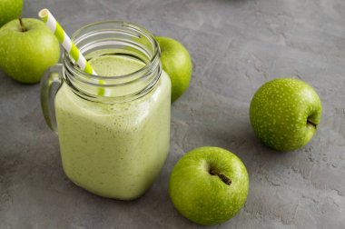 Bir mason kavanoza sağlıklı Detoks yeşil smoothie.