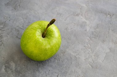 Masanın üzerinde taze yeşil elma yakın çekim.
