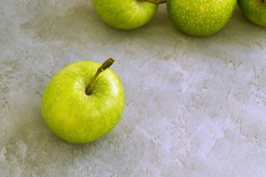 Masanın üzerinde taze yeşil elma yakın çekim.