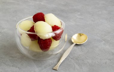 Yaz taze aperatif, kavun ve ahududu bir cam kase.