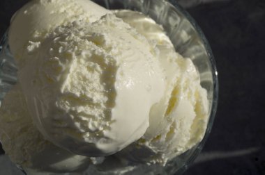 Cam vazo içinde dondurma topları.