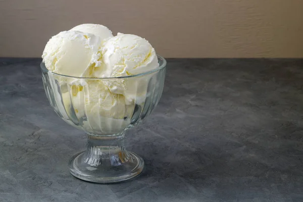 Ice cream koule skleněná váza. — Stock fotografie