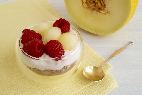 Domácí přírodní jogurt s melounem a Malina. — Stock fotografie