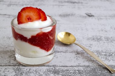 Çilek ve müsli ile ev yapımı doğal yoğurt.