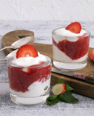 Çilek ve müsli ile ev yapımı doğal yoğurt.