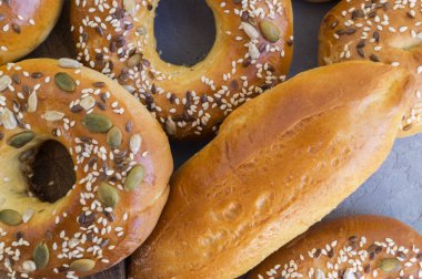 Gri arka plan üzerinde pastane. Üstten Görünüm