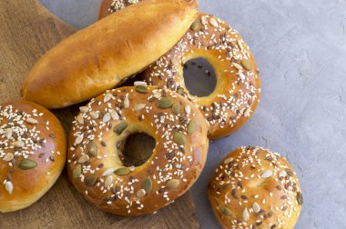 Gri arka plan üzerinde pastane. Üstten Görünüm