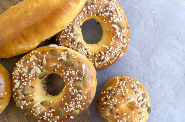 Gri arka plan üzerinde pastane. Üstten Görünüm