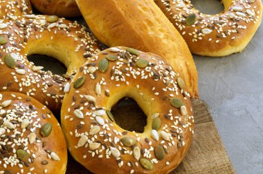 Gri arka plan üzerinde pastane. Üstten Görünüm