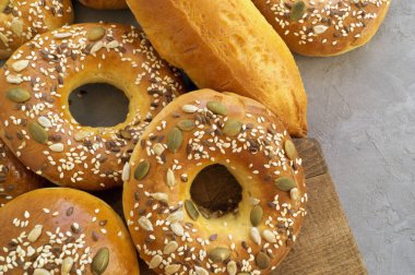 Gri arka plan üzerinde pastane. Üstten Görünüm