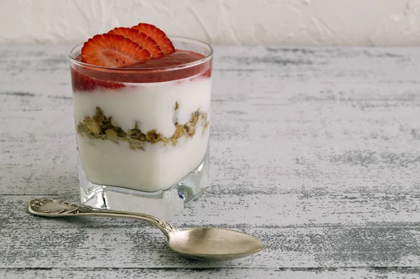 Domácí přírodní jogurt s jahodami a müsli. — Stock fotografie
