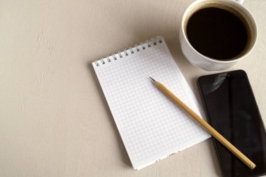 Defter, bir fincan kahve parlak bir tabloda Üstten Görünüm.