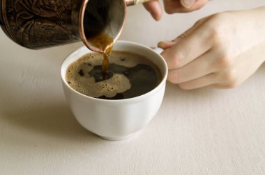 Bir Türk demlenmiş kahve Beyaz arka plan üzerinde.