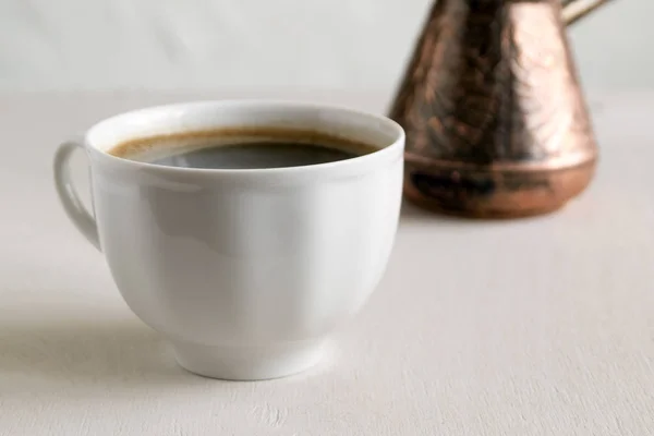 Кофе, сваренный в турке. на белом фоне . — стоковое фото