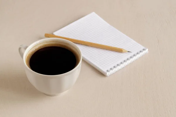 Верхний вид ноутбука, чашка кофе на светлом столе . Лицензионные Стоковые Фото
