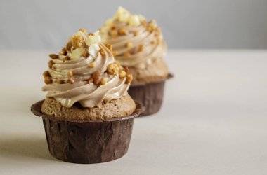 Koyu arka plan üzerine krema ile çikolatalı kek.