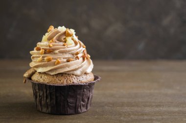 Koyu arka plan üzerine krema ile çikolatalı kek.