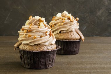 Koyu arka plan üzerine krema ile çikolatalı kek.