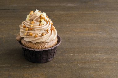 Koyu arka plan üzerine krema ile çikolatalı kek.