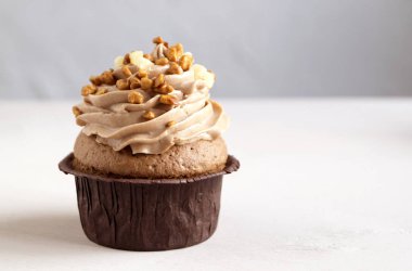 Koyu arka plan üzerine krema ile çikolatalı kek.