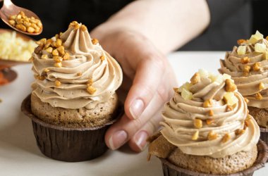 Koyu arka plan üzerine krema ile çikolatalı kek.