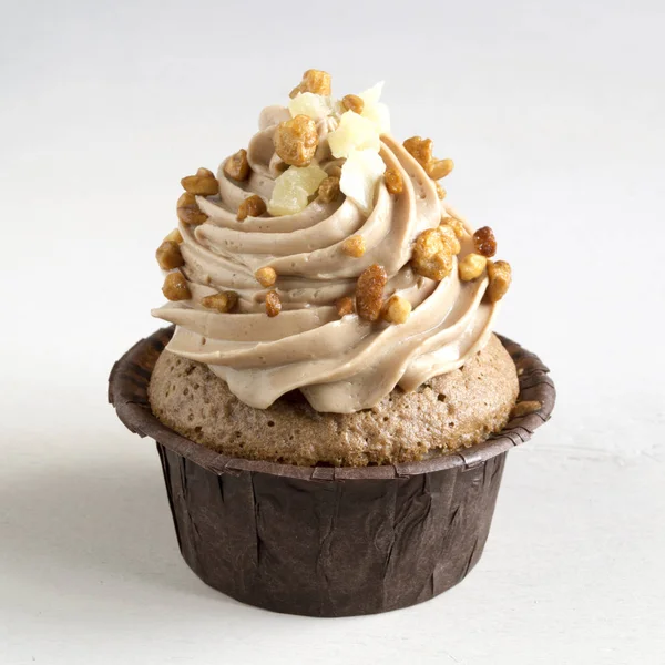 Koyu arka plan üzerine krema ile çikolatalı kek.