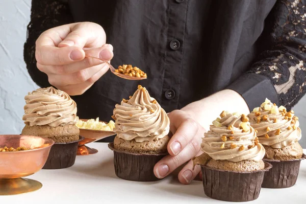 Le mani delle donne che preparano cupcake al cioccolato fatti in casa . — Foto Stock