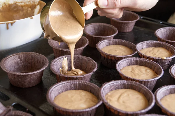 Женские руки готовят домашние шоколадные кексы . — стоковое фото